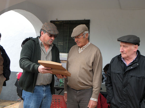 Cipriano Píriz recibe la placa de manos del presidente Jesús Asín