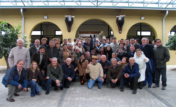 Grupo en la ganadería de Pablo Hermoso de Mendoza Grupo en la ganadería de Pablo Hermoso de Mendoza